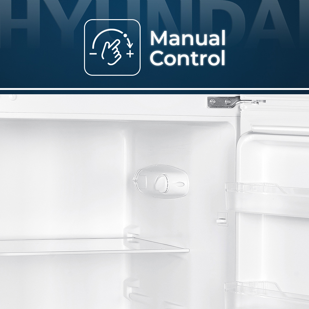 Interior de un refrigerador blanco con estantes y una cubierta de plástico transparente para la luz. Texto: 'Manual Control'.