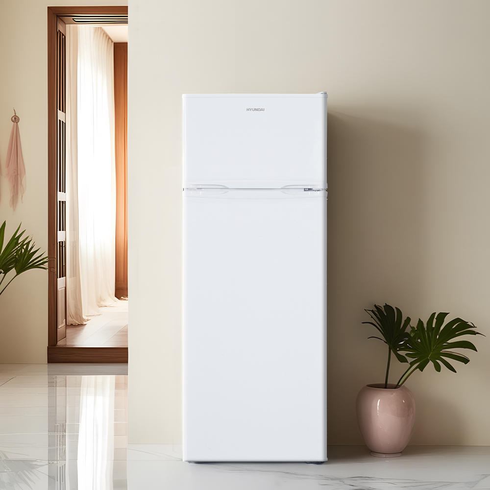 Un refrigerador Hyundai blanco de dos puertas en una habitación elegante.