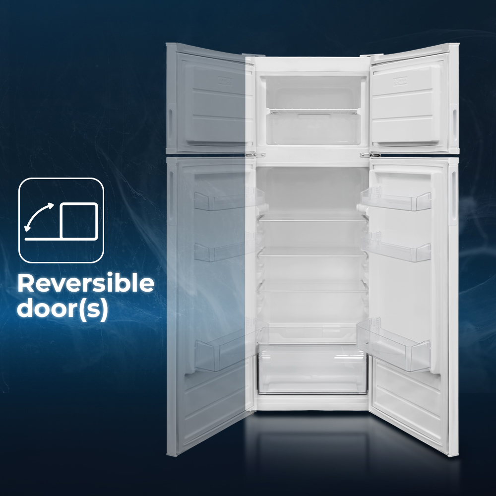 Un refrigerador blanco con puertas abiertas y estantes. Un icono de puerta reversible está a la izquierda.