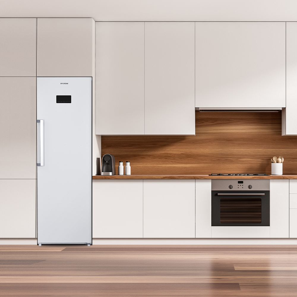 Moderna cocina blanca con refrigerador, horno y paneles de madera.