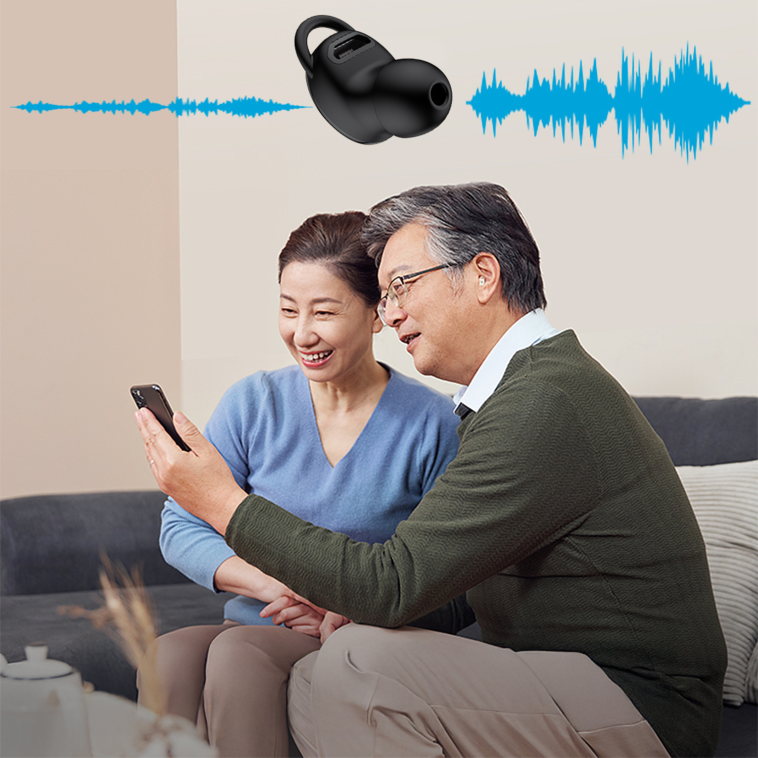 Un'anziana coppia guarda uno smartphone con un auricolare e onde sonore che fluttuano sopra.