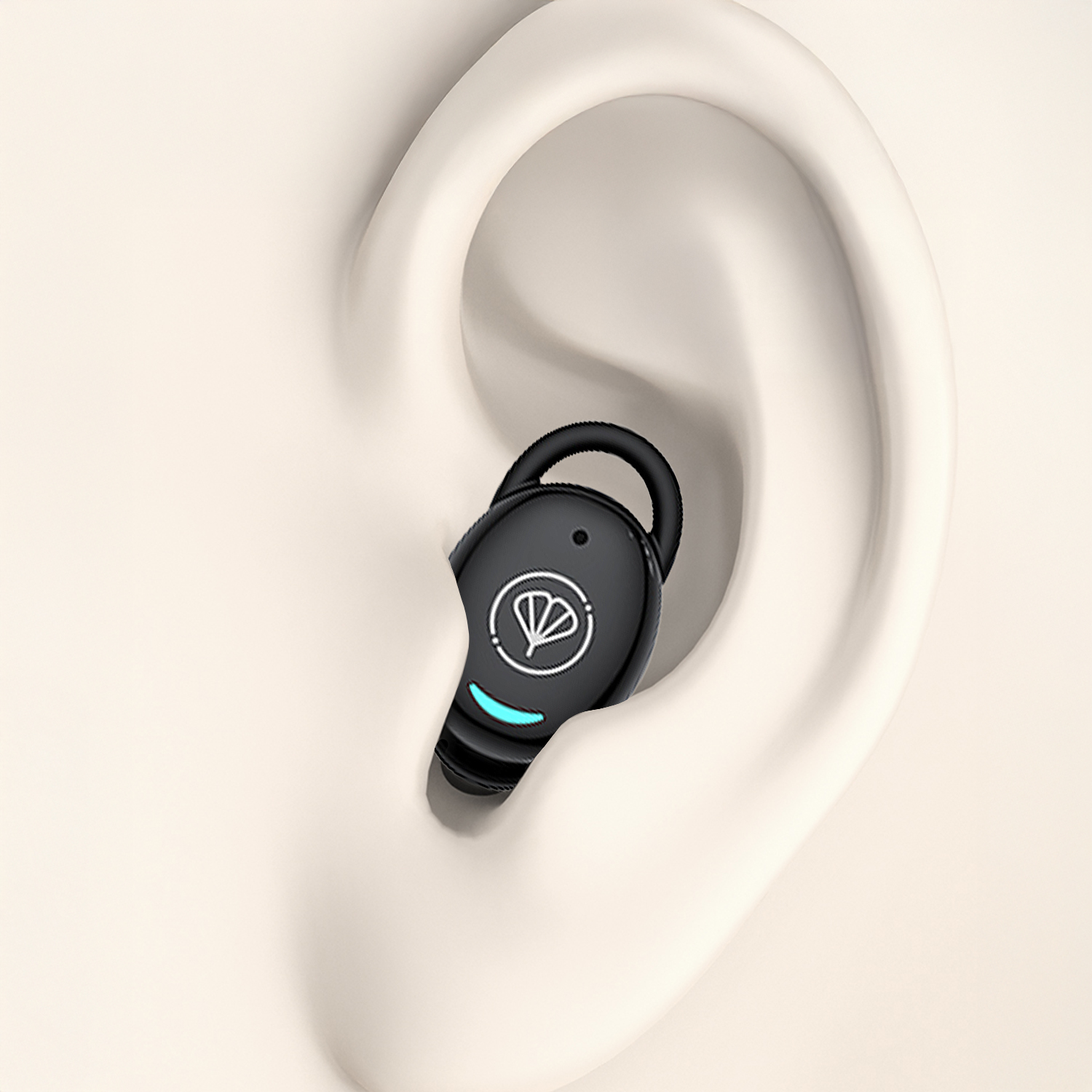 Un auricolare nero con luce blu all'interno di un orecchio chiaro.