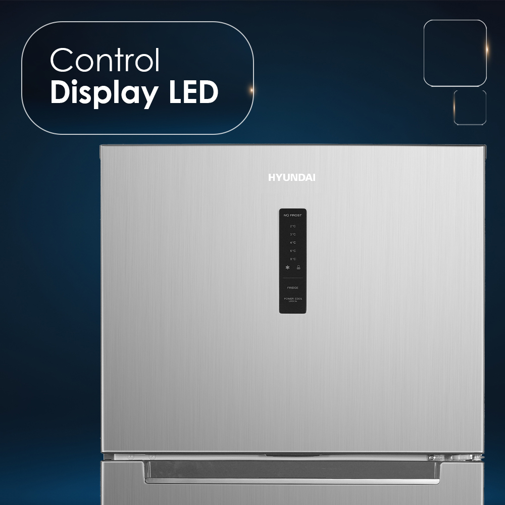 Refrigerador plateado con pantalla LED para temperatura y funciones.