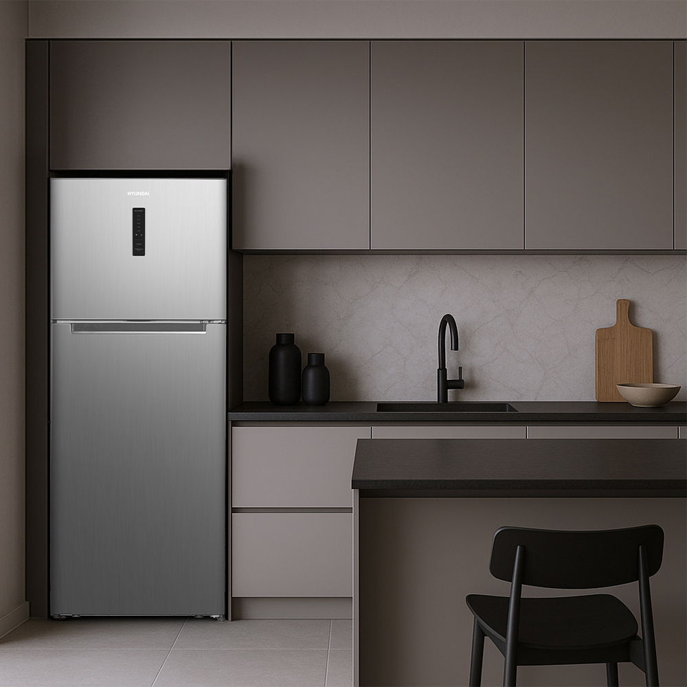 Refrigerador plateado moderno en una cocina con gabinetes oscuros y fregadero.