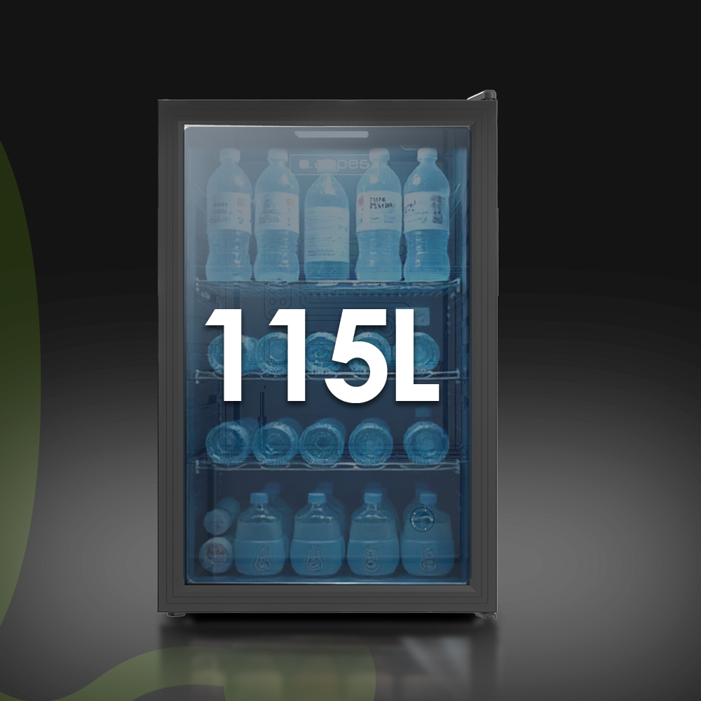 Un refrigerador con puerta de cristal lleno de botellas de agua, capacidad 115L.