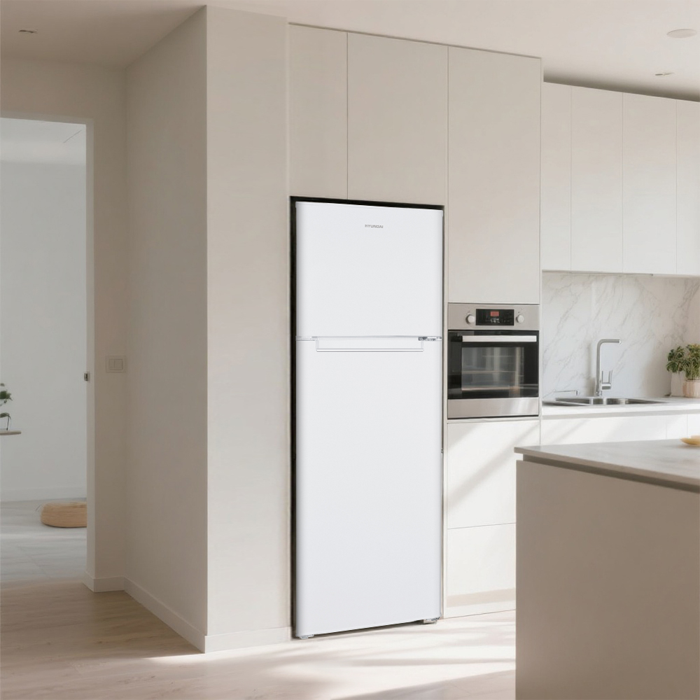 Un refrigerador Hyundai blanco se encuentra en una cocina moderna junto a un horno empotrado.