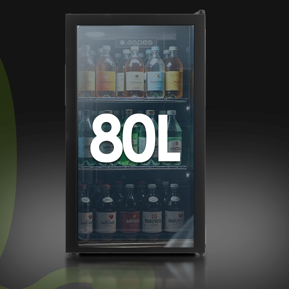 Un refrigerador de frente de vidrio lleno de botellas. El número 80L se muestra prominentemente.