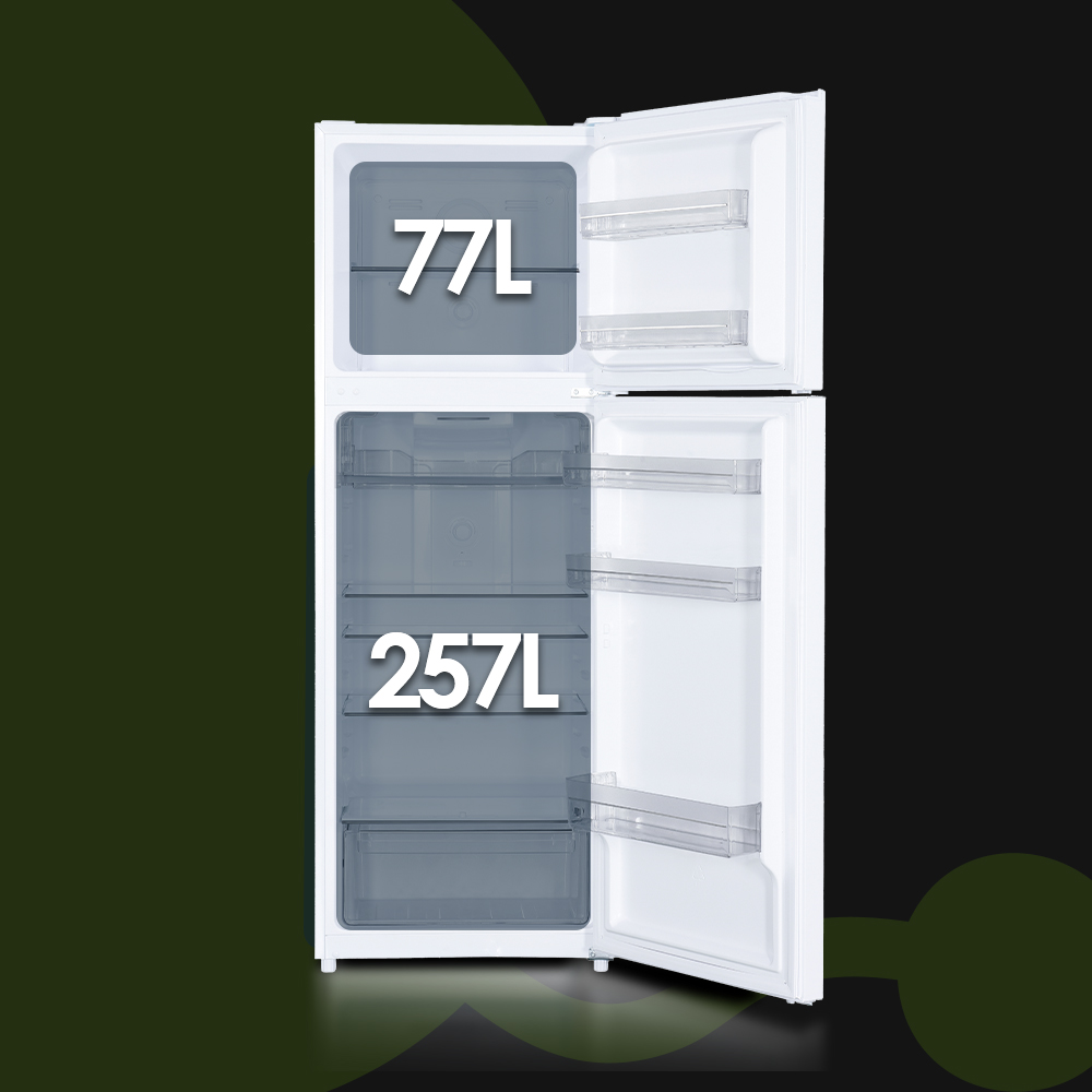 Refrigerador blanco con puerta abierta, mostrando 77L congelador y 257L refrigerador.