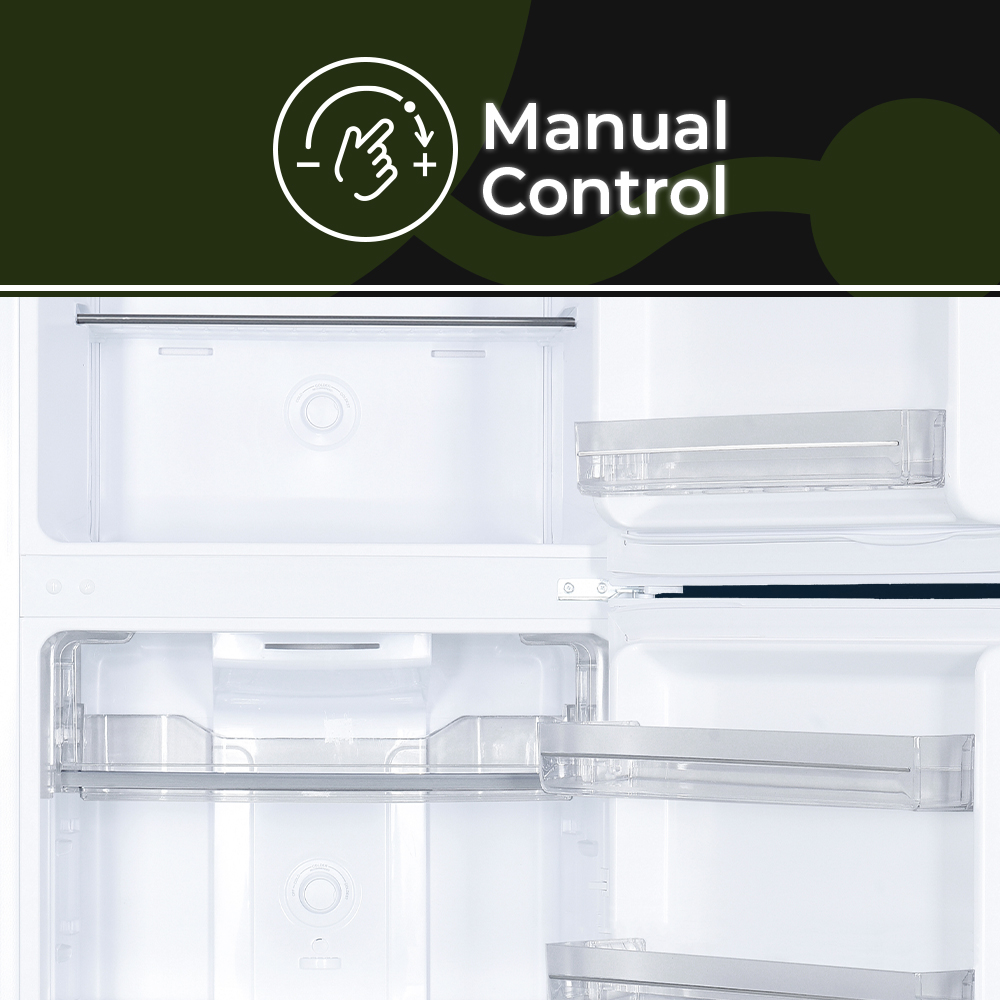 Interior de un refrigerador blanco abierto con estantes y cajones. Texto: 'Control Manual'.