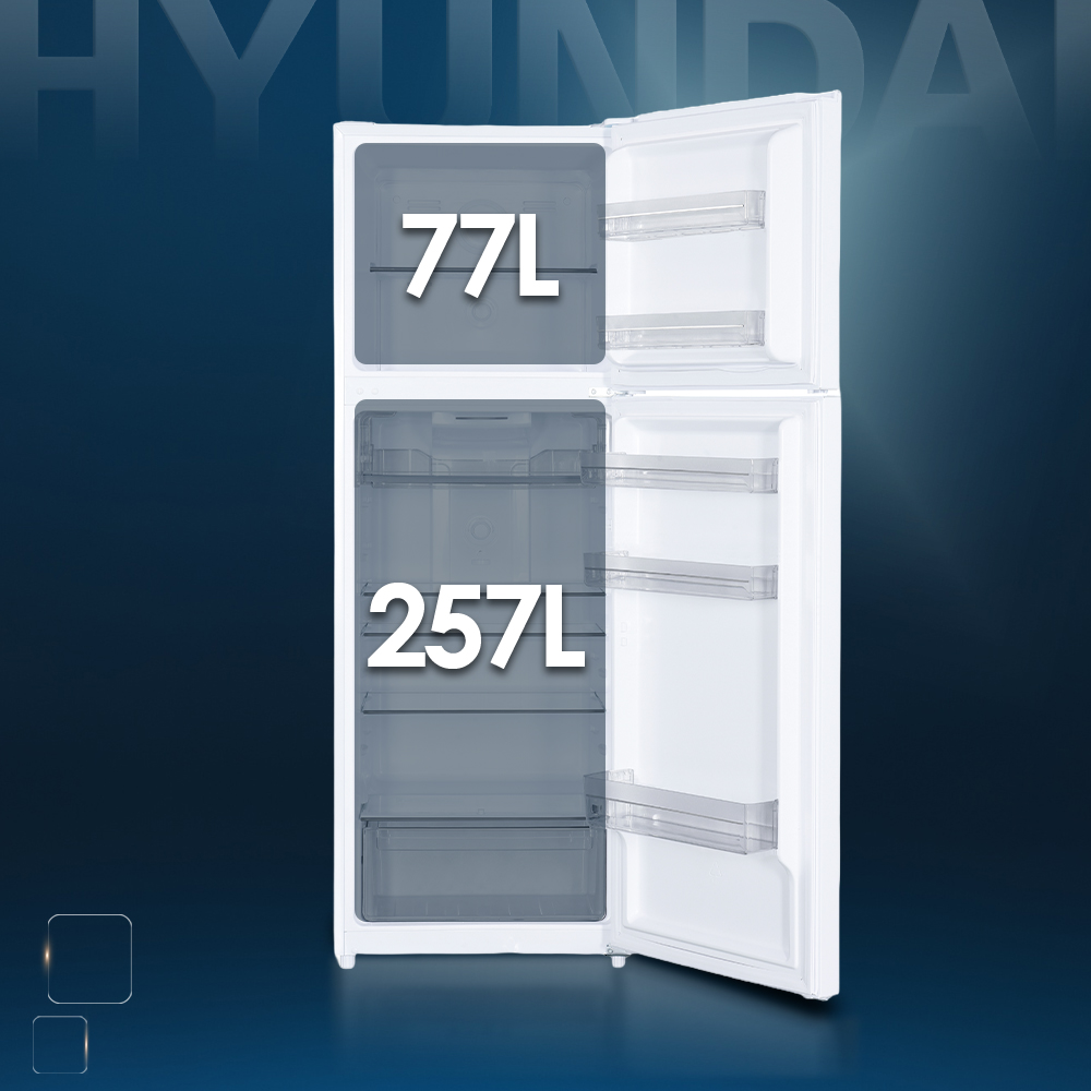Refrigerador blanco Hyundai con puerta abierta. Congelador 77L, nevera 257L.