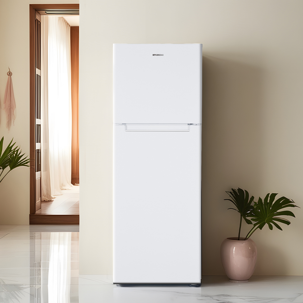 Un refrigerador blanco Hyundai en una habitación luminosa con plantas.