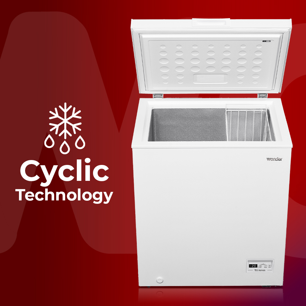 Un congelador horizontal blanco con la tapa abierta, mostrando 'Cyclic Technology'.
