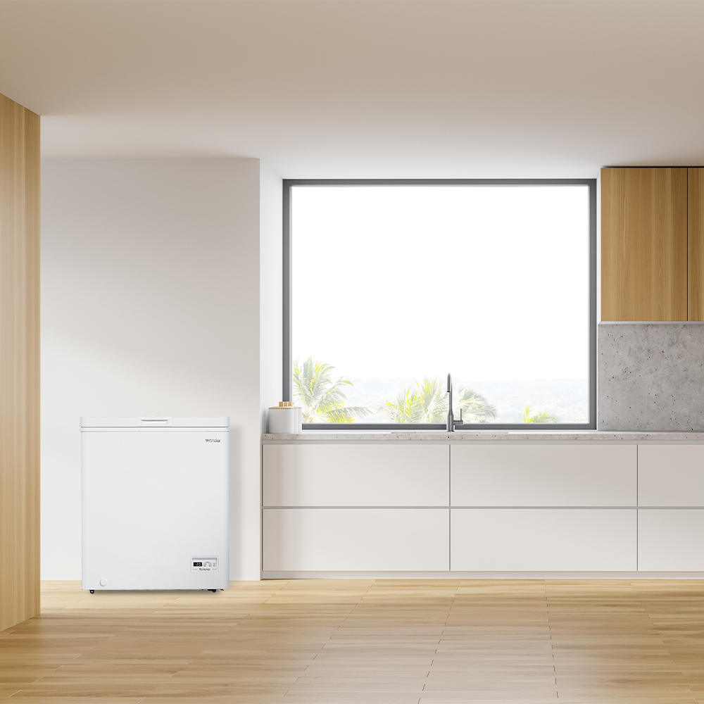 Congelador horizontal blanco en cocina moderna con ventana grande vista palmeras.