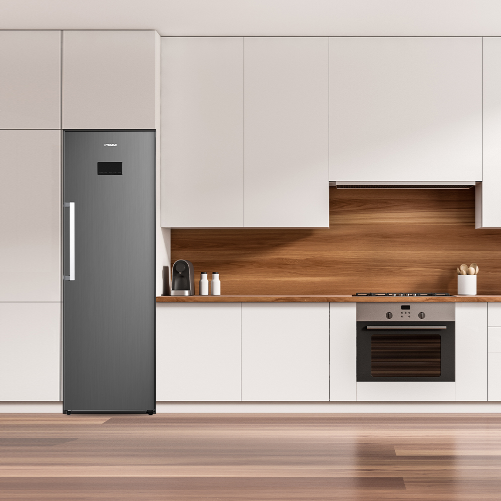Cocina moderna con refrigerador gris, revestimiento de madera y horno.