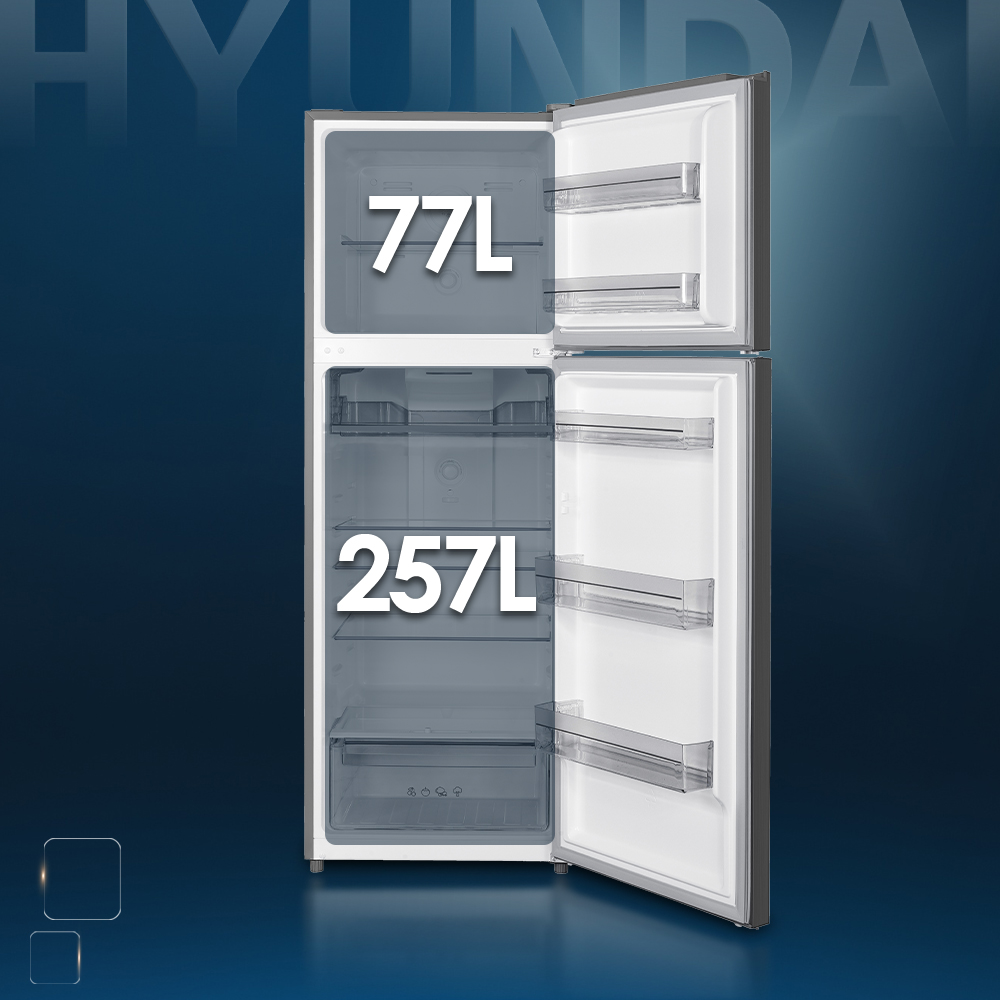 Un refrigerador Hyundai abierto con congelador de 77L y compartimento de 257L.