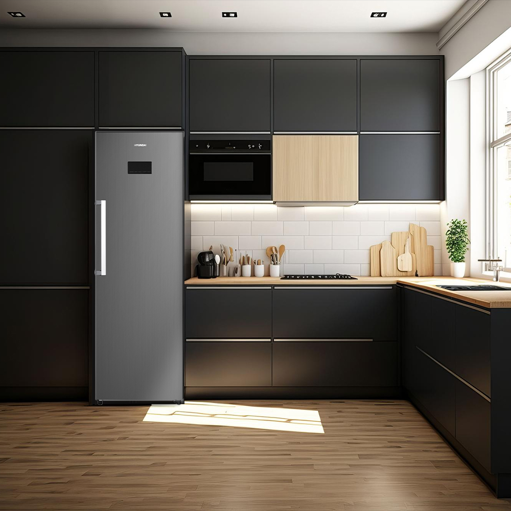 Moderna cocina negra con nevera, microondas, estufa y suelo de madera.