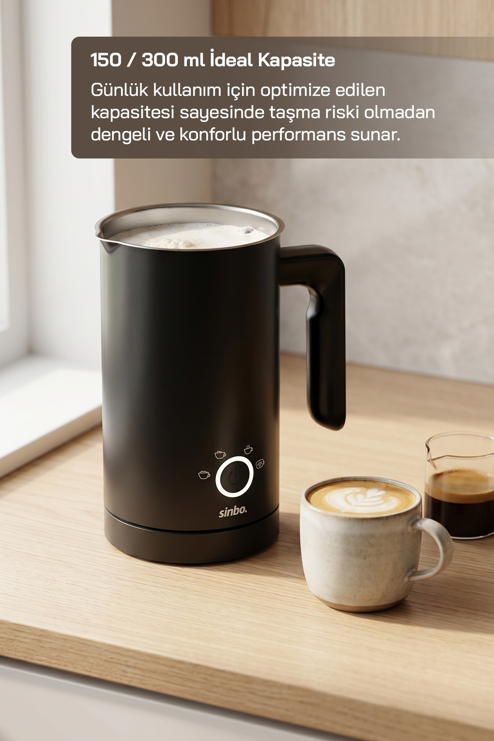 Yanında latte ve espresso bulunan siyah süt köpürtücü.