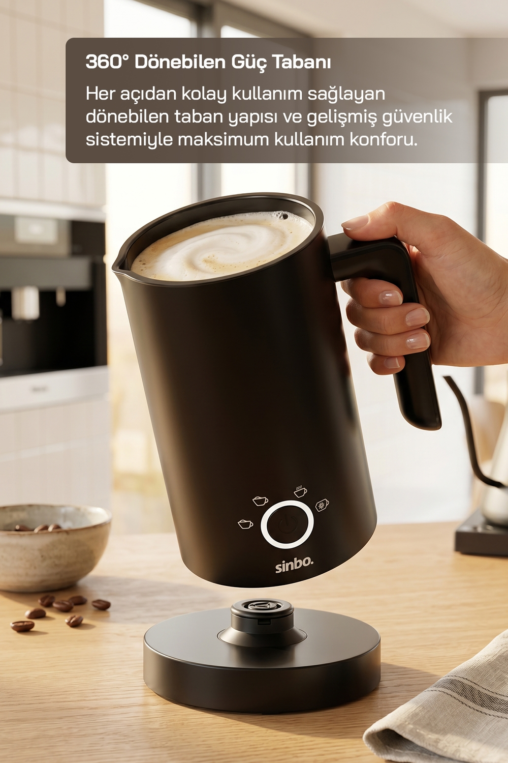 Ahşap bir masa üzerinde süt köpüklü siyah süt köpürtücü.