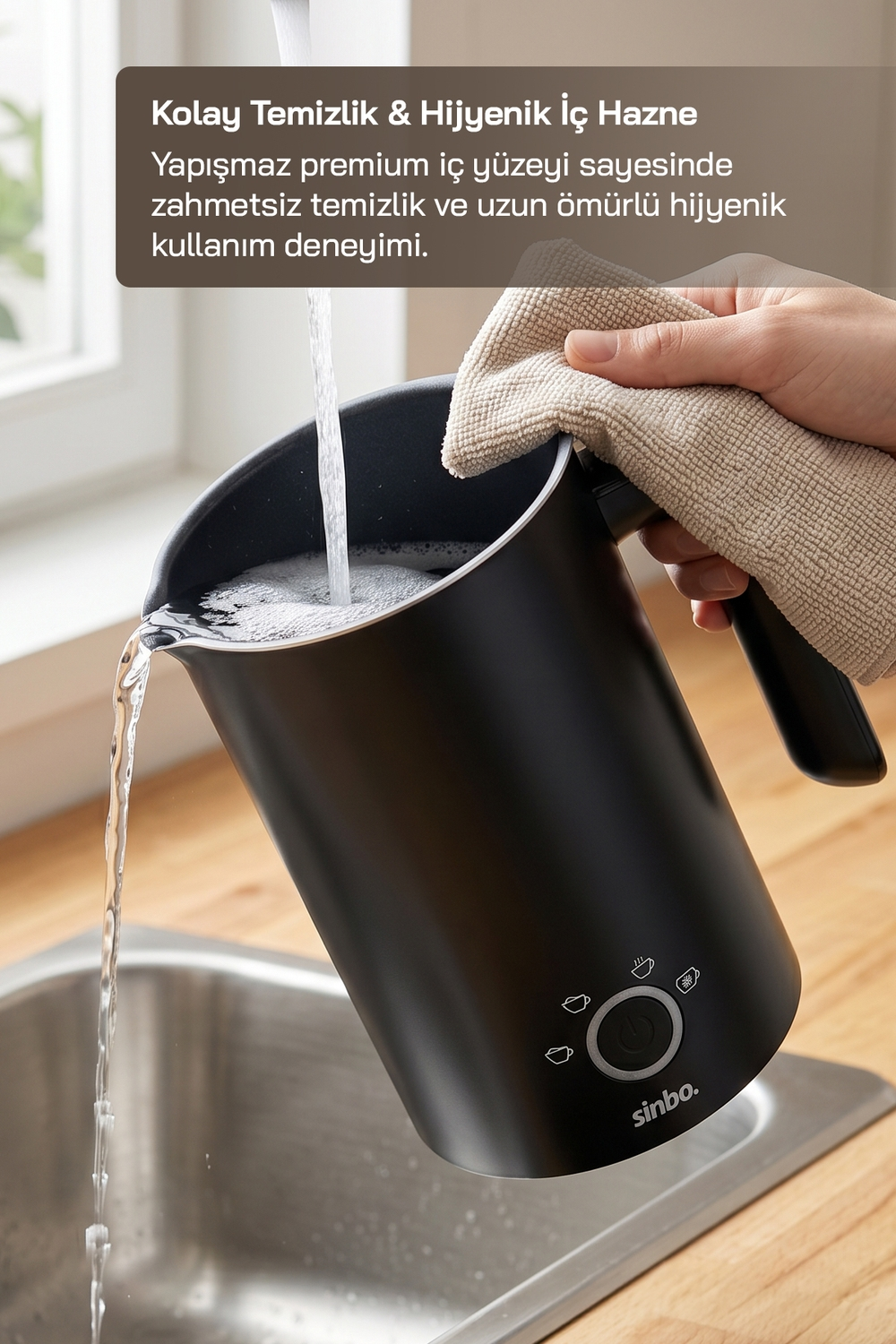 Siyah bir sürahi, içine su dökülürken lavabonun üzerinde tutuluyor. Bir bez kenarı kavrıyor.