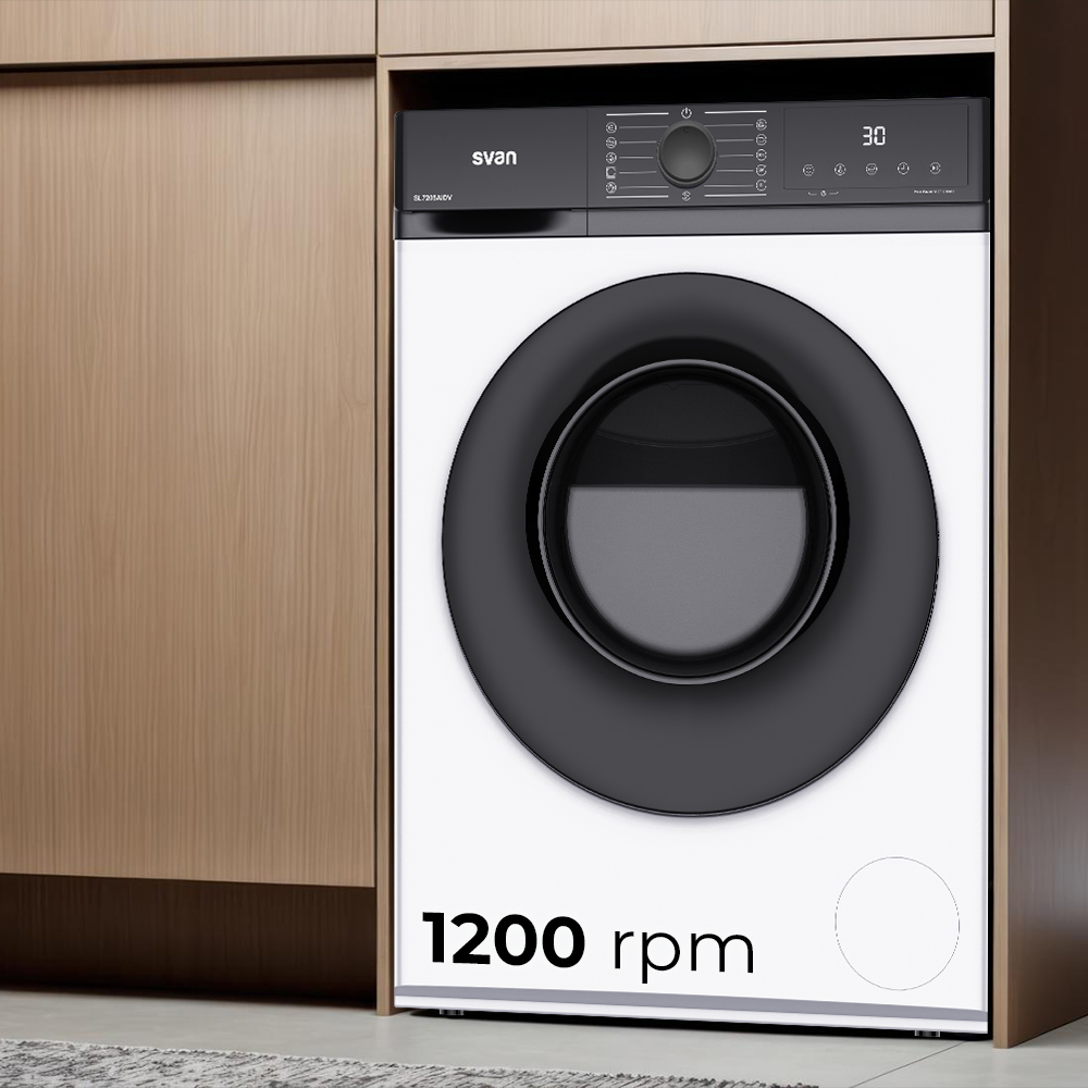 Lavadora Svan blanca con puerta negra y pantalla de 1200 rpm.