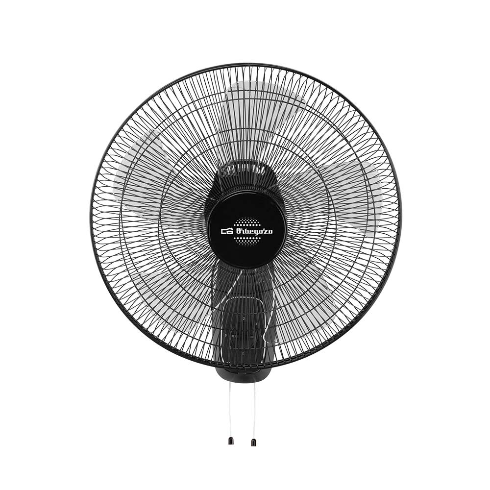 Un ventilador de pared negro con rejilla circular y tres aspas.