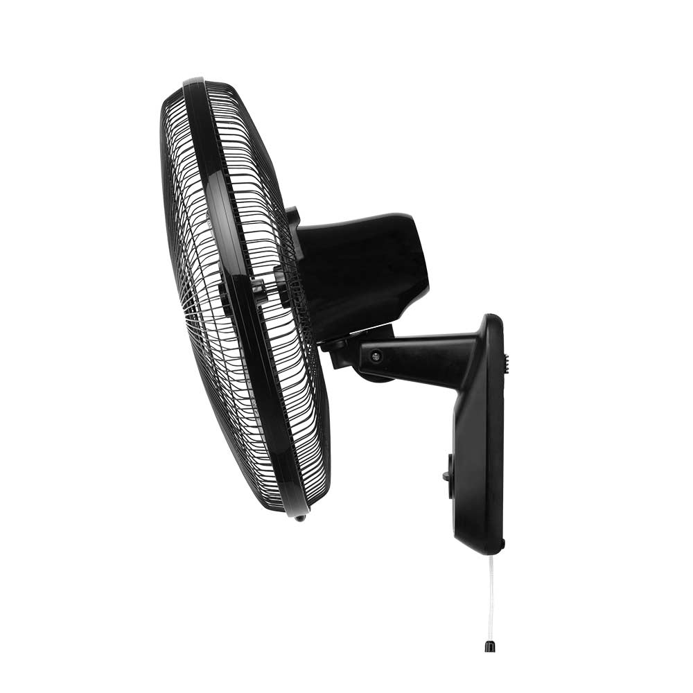 Un ventilador de pared negro con aspas y cable, mostrado sobre fondo blanco.