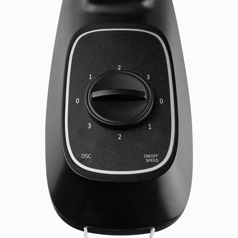 Ventilador negro con dial de velocidad y botón de oscilación.