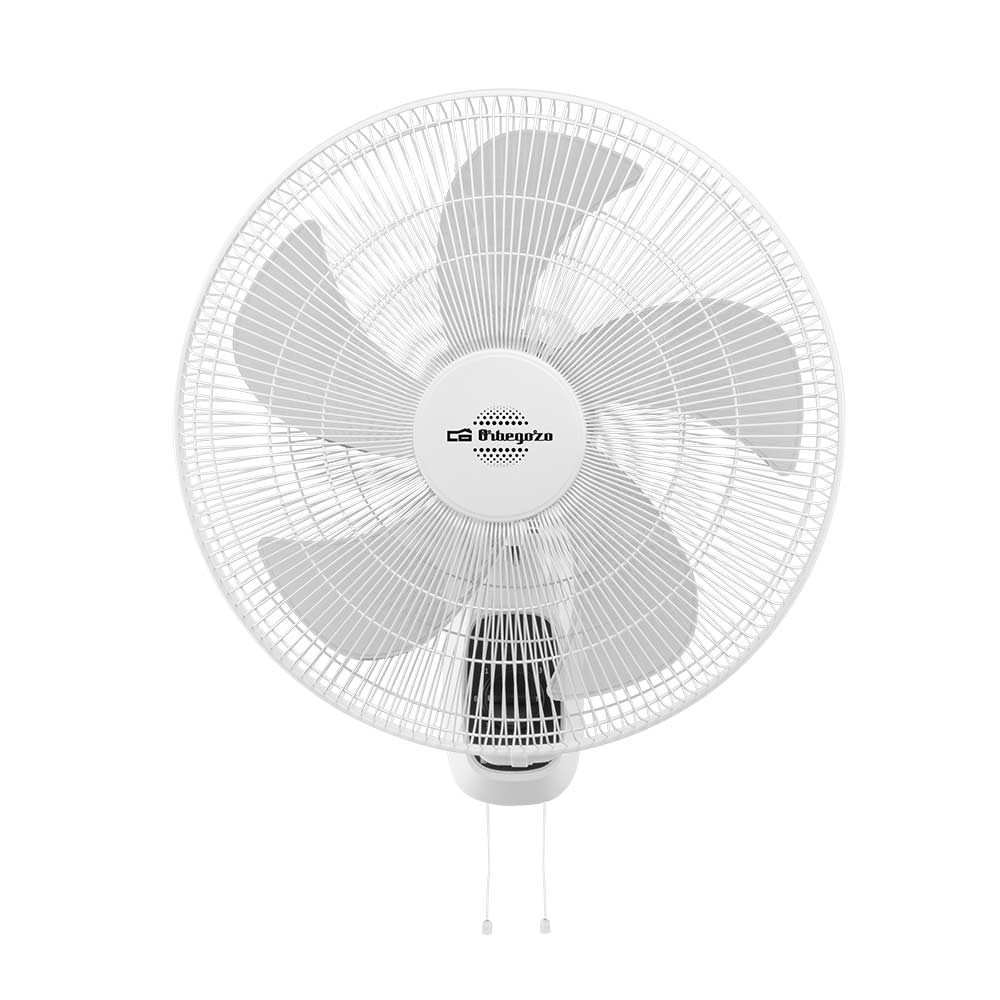Un ventilador de pared blanco con cinco aspas y una rejilla redonda.