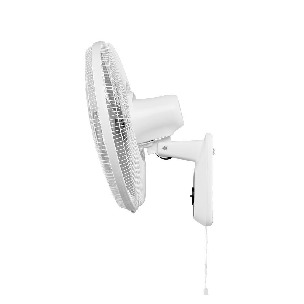 Un ventilador blanco de pared con rejilla redonda y brazo pivotante.