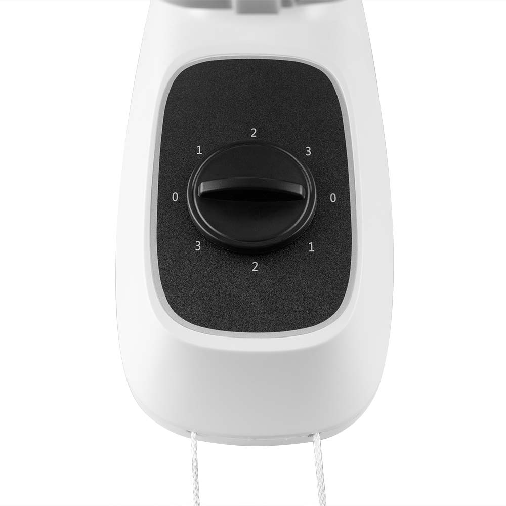 Un electrodoméstico blanco con un dial negro para control de velocidad.