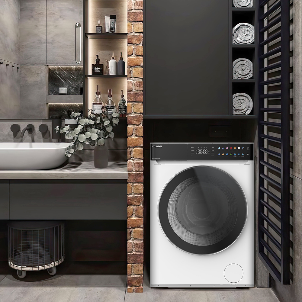 Baño moderno con lavadora, lavabo, espejo y acento de pared de ladrillos.
