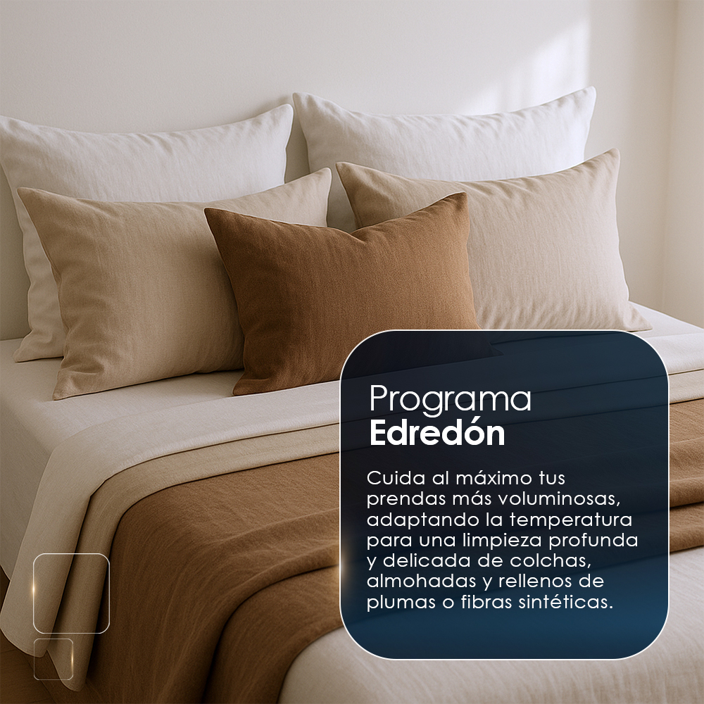 Una cama con almohadas blancas y marrones y una manta marrón.
