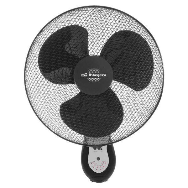 Un ventilador de pared negro con tres aspas y rejilla protectora de metal.