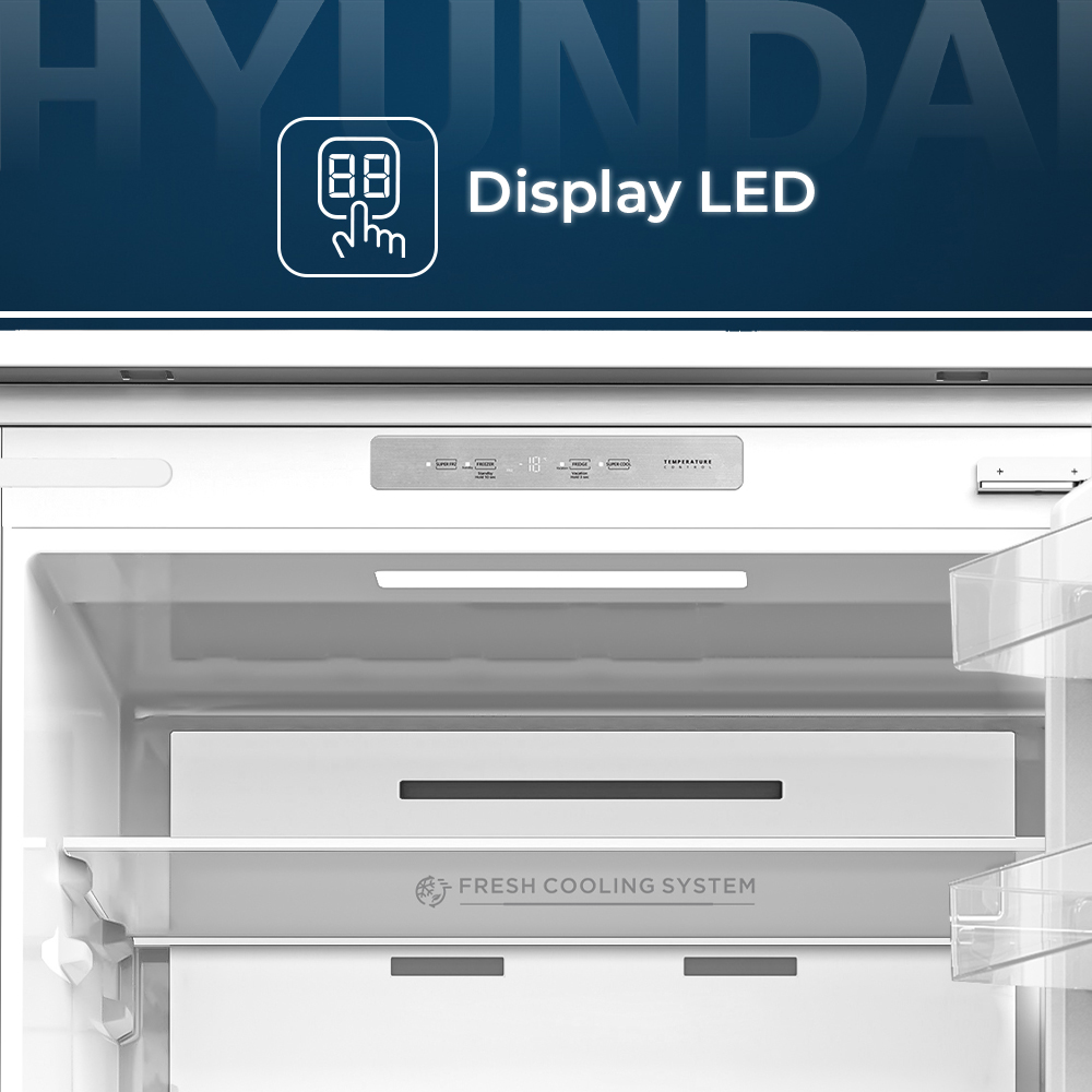 Vista interior de un refrigerador con pantalla LED y sistema de enfriamiento fresco.