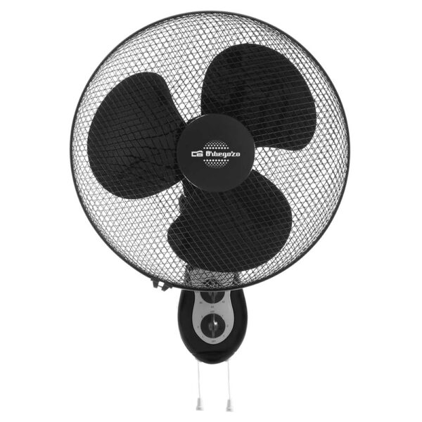 Un ventilador de pared negro con tres aspas y rejilla metálica protectora.
