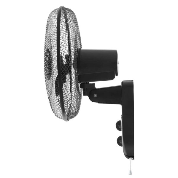 Un ventilador de pared negro con rejilla y cordón, sobre fondo blanco.