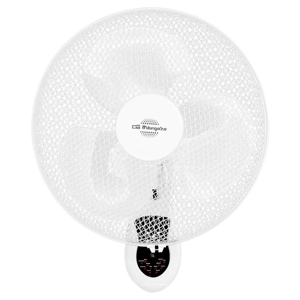 Un ventilador blanco de pared con rejilla y logo.
