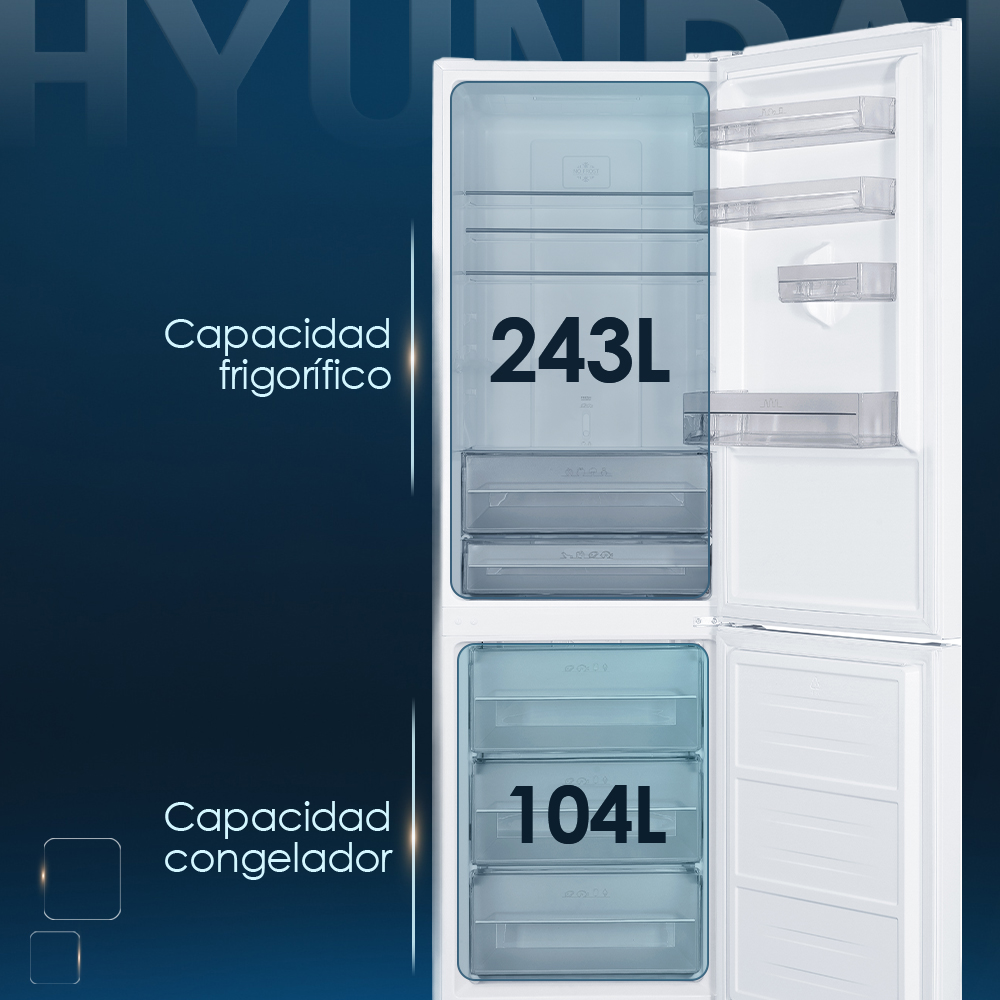 Un frigorífico blanco con la puerta abierta, mostrando 243L de capacidad de refrigeración y 104L de congelador.