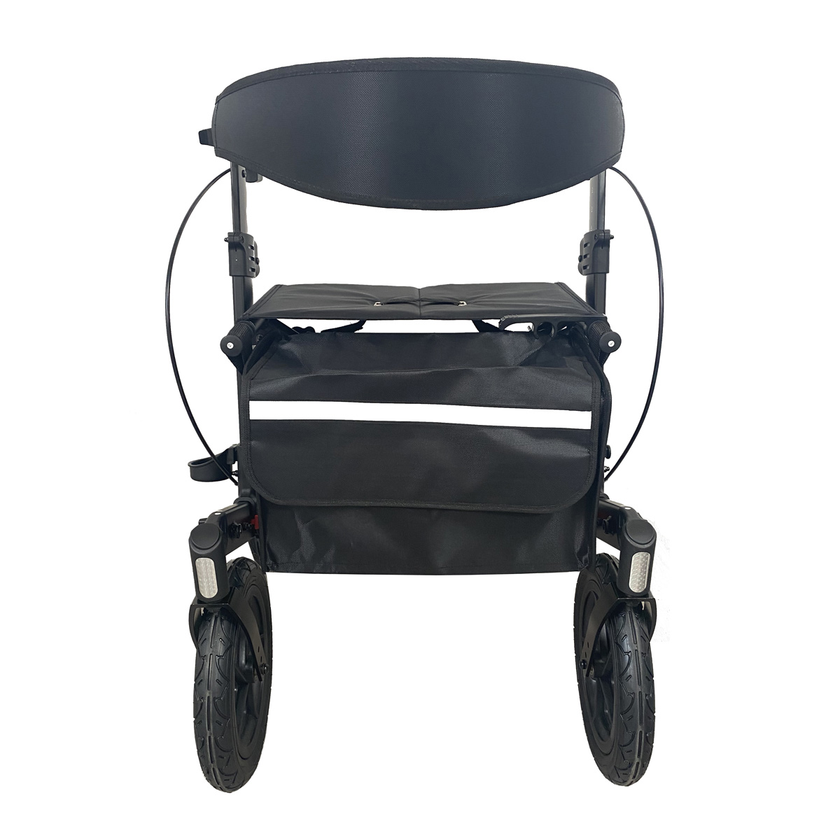Ein schwarzer Rollator mit Sitz und Aufbewahrungstasche, zwei großen Hinterrädern und zwei kleineren Vorderrädern.