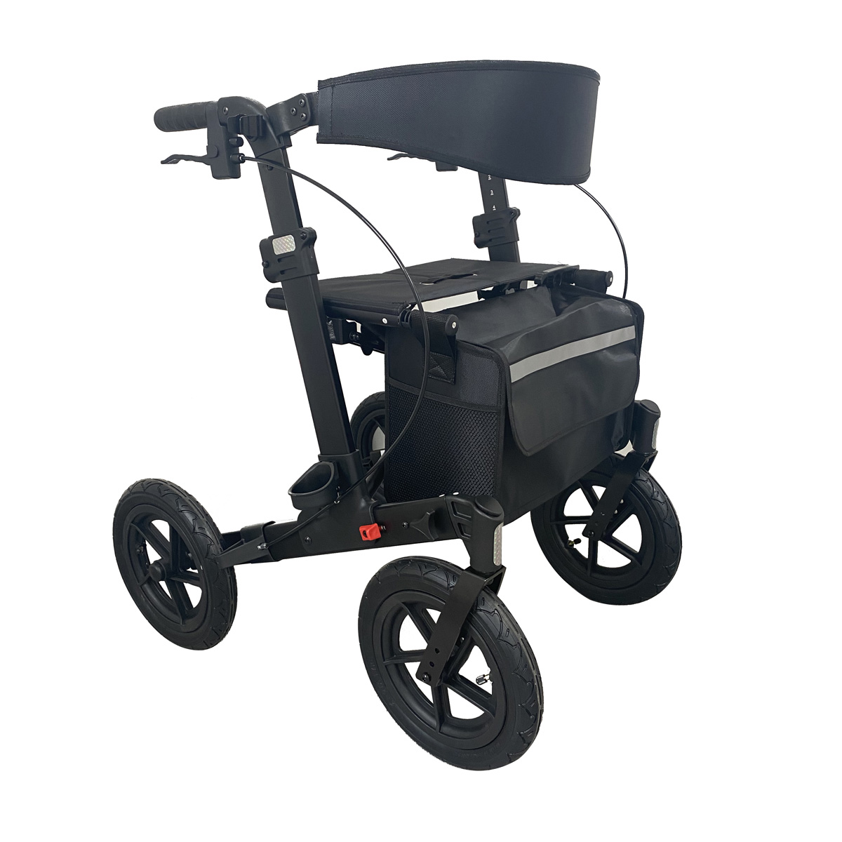 Schwarzer Rollator mit Sitz, Tasche, Rückenlehne und drei Rädern.