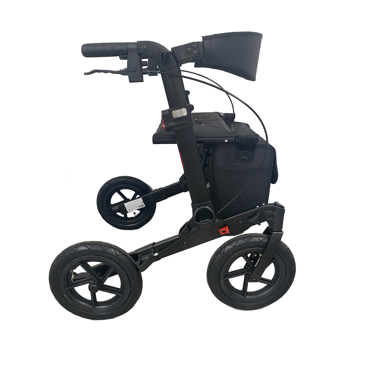 Schwarzer Rollator mit drei Rädern, Griffen, Tasche und Sitz.
