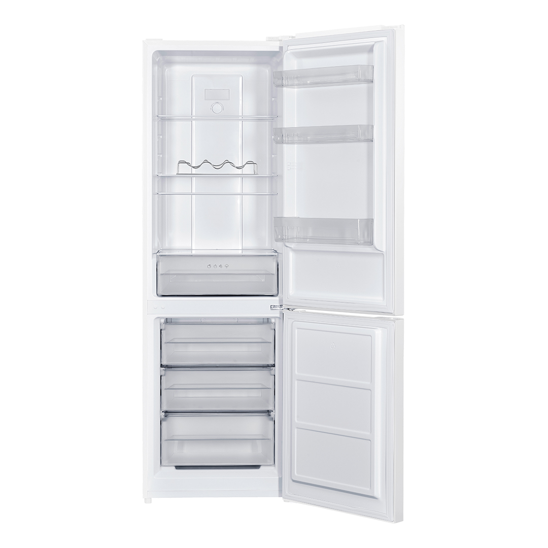 Un refrigerador blanco con la puerta abierta, mostrando estantes y cajones dentro.