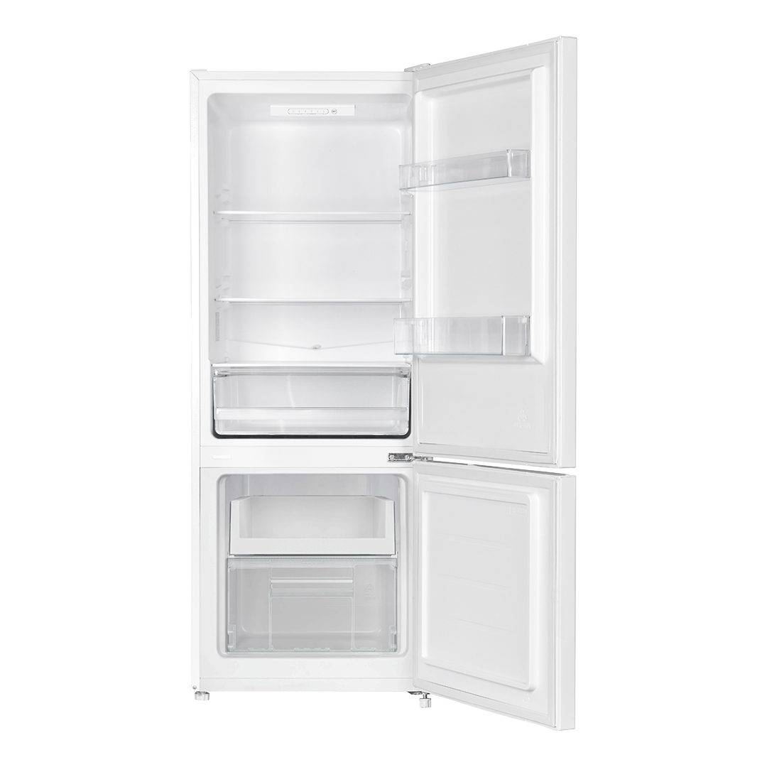 Un refrigerador blanco con la puerta abierta, mostrando estantes y cajones.
