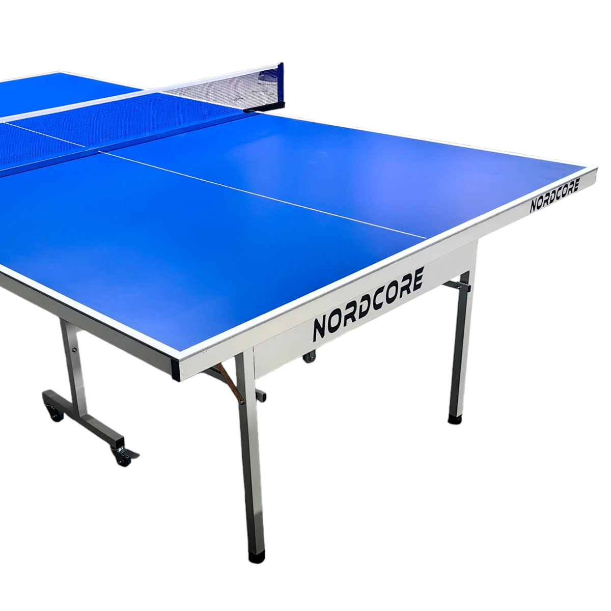 Blauer Tischtennistisch mit Netz und Rädern, NORDCORE-Logo.