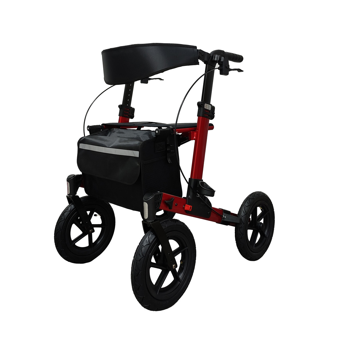 Ein roter dreirädriger Rollator mit schwarzem Sitz, Rückenlehne und Aufbewahrungstasche auf weißem Hintergrund.