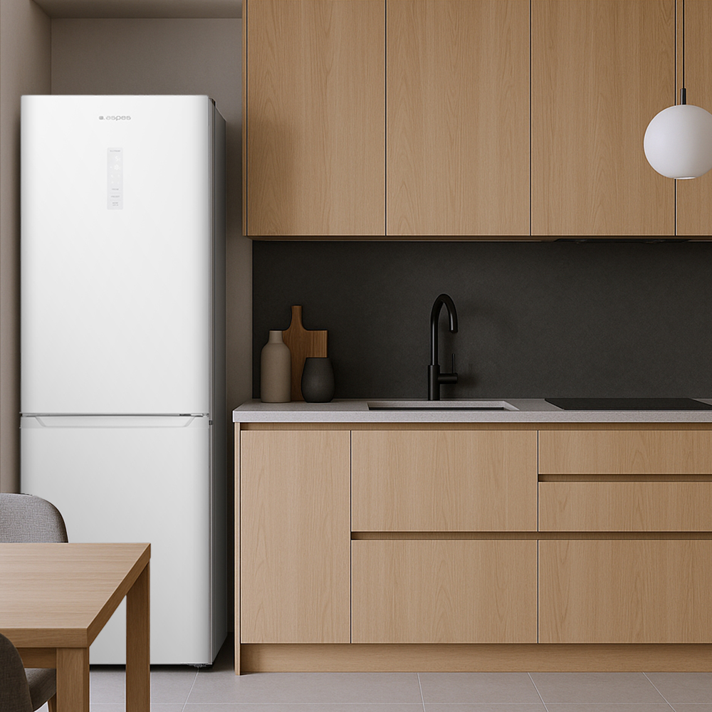 Cocina moderna con frigorífico blanco, armarios de madera, fregadero y comedor.
