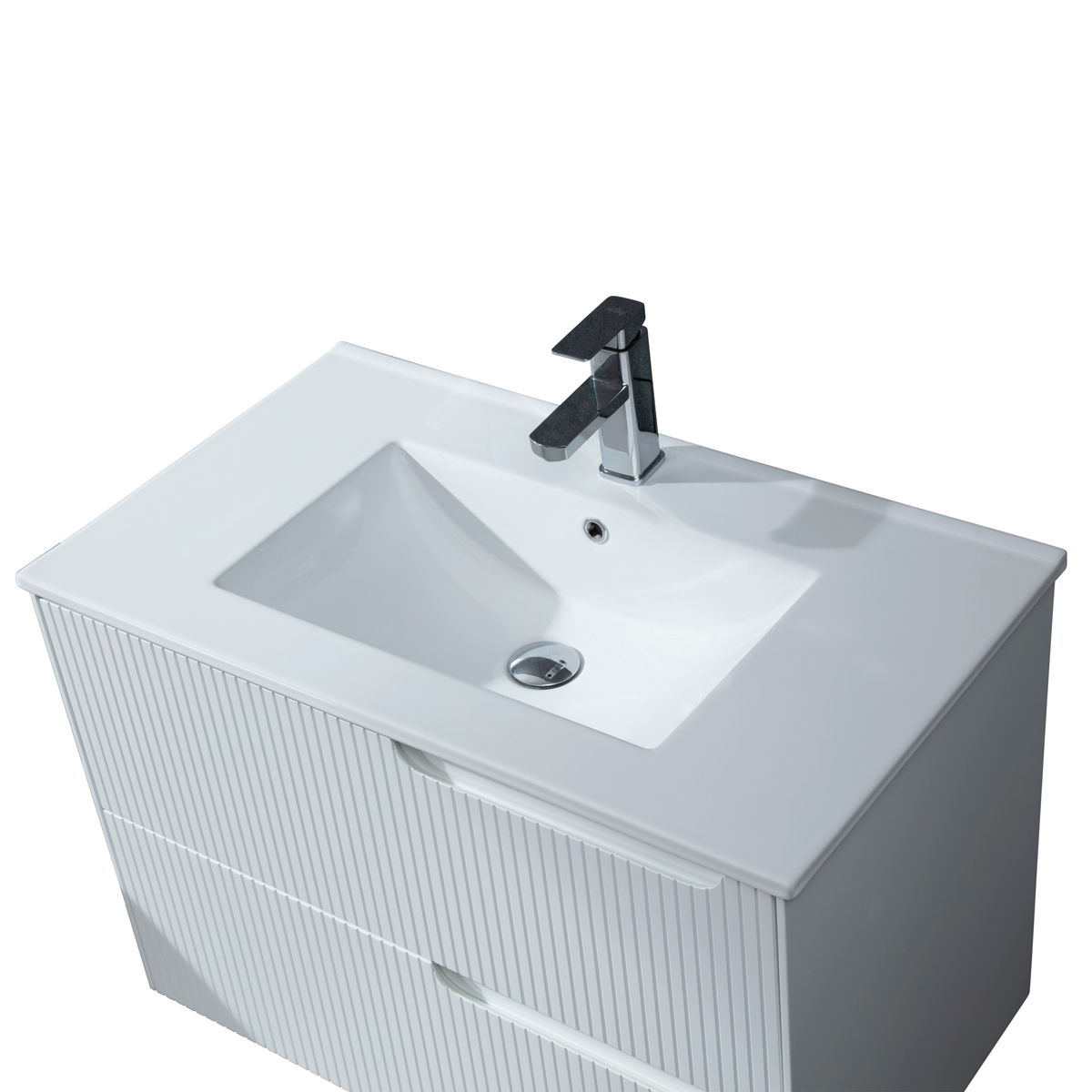 Weiße Waschtischunterschränke mit gerillten Schubladen und einem modernen Wasserhahn.