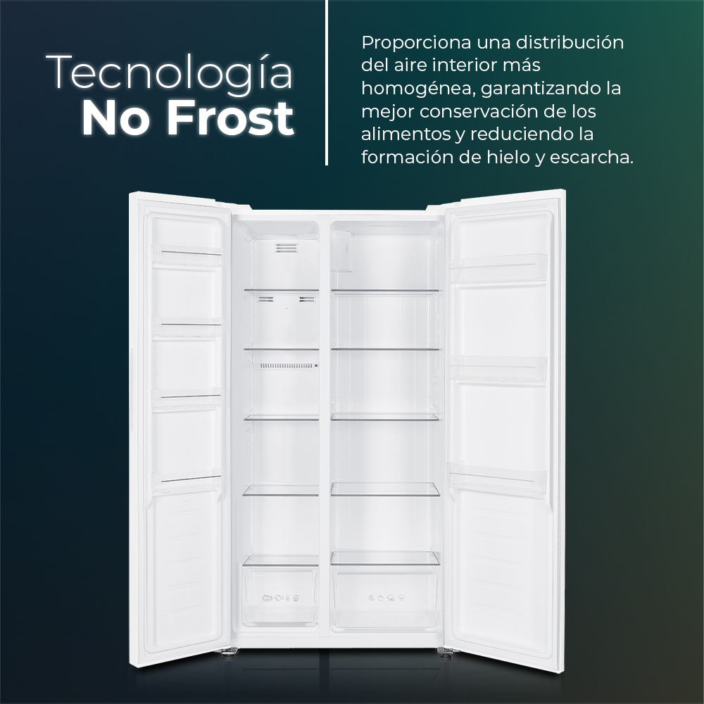 Un refrigerador blanco con puertas abiertas. El interior está vacío con estantes.