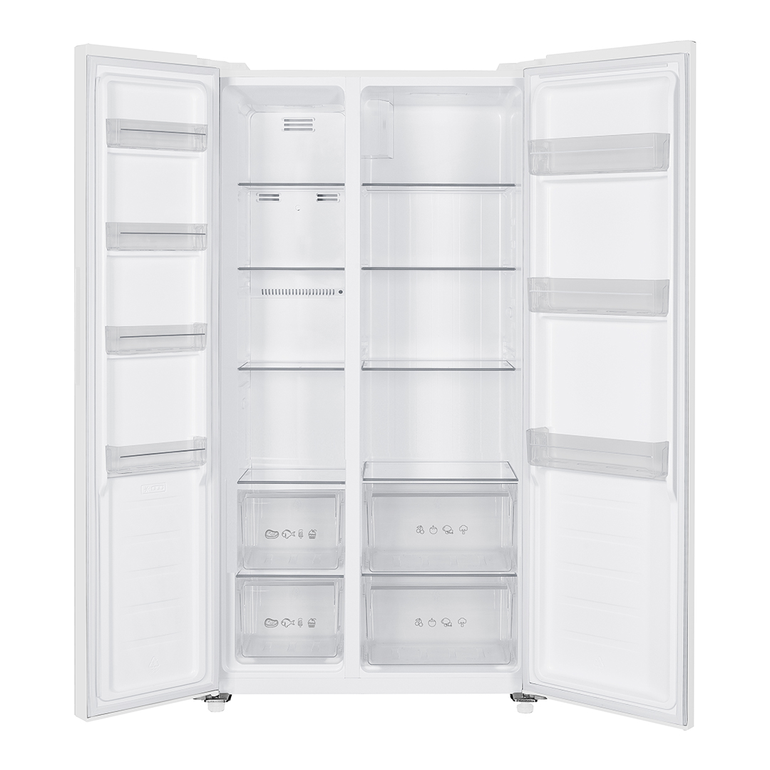 Un refrigerador blanco de lado a lado vacío con las puertas abiertas.