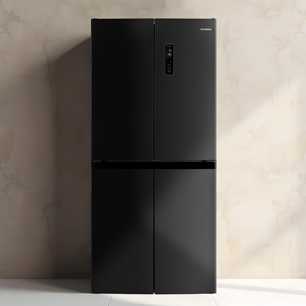 Un refrigerador negro de cuatro puertas con panel digital.
